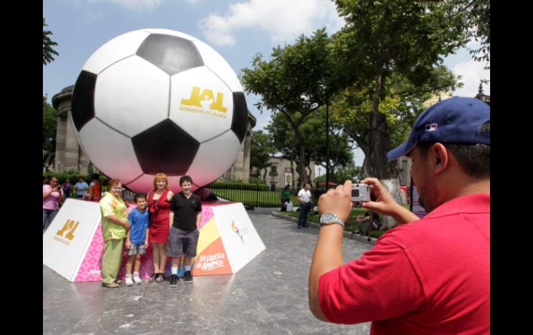 Balones panamericanos ubicados en el Parque Revolución. M.FREYRIA  /