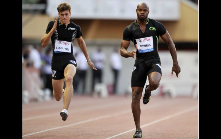 Asafa Powell corre 100 metros en la liga de Diamante de la IAAF. AFP  /