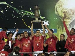 El equipo del Internacional de Brasil cargando la Recopa que ganaron ante el Independiente argentino. EFE  /