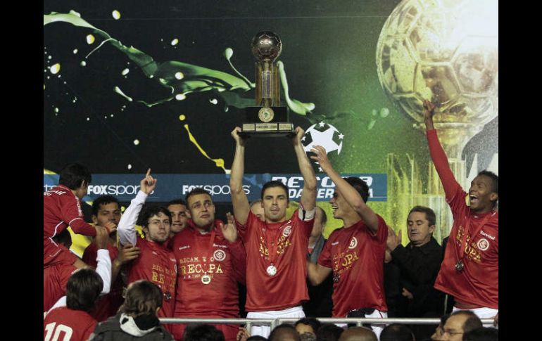 El equipo del Internacional de Brasil cargando la Recopa que ganaron ante el Independiente argentino. EFE  /