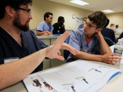 El número de estudiantes hispanos aumentó en un  24 % con respecto a 2009. AP  /