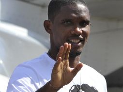 Samuel Eto'o arriba al aeropuerto en Moscú tras firmar por tres temporadas con el Anzhí. AFP  /