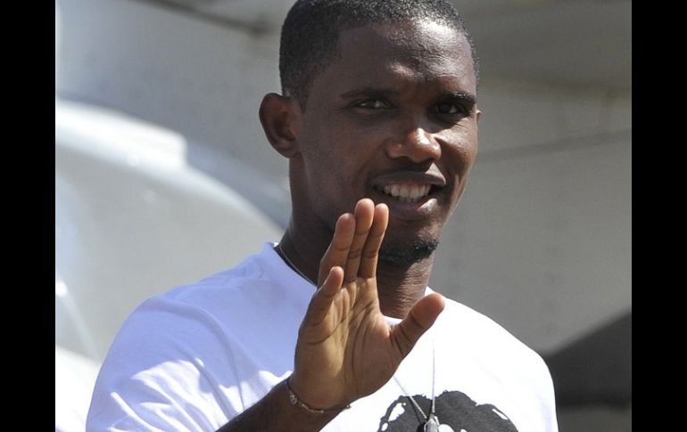 Samuel Eto'o arriba al aeropuerto en Moscú tras firmar por tres temporadas con el Anzhí. AFP  /