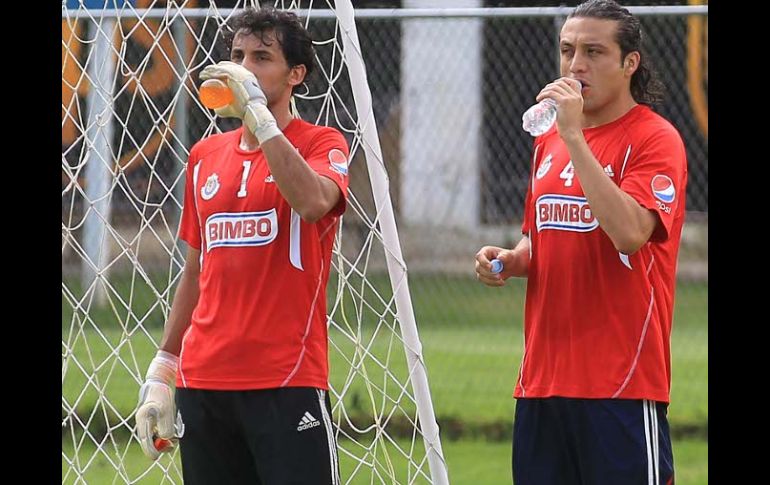 Los jugadores de Chivas, Luis Michel, y Héctor Reynoso, durante sesión de entrenamiento en Verde Valle. A.CAMACHO  /