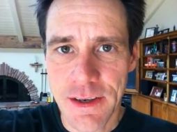 Imagen del video que Carrey subió a YouTube, el actor señala que la edad es su impedimento para aceracarse a la actriz. ESPECIAL  /