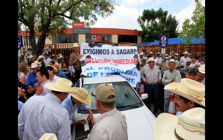 Más de 200 productores de leche se manifestaron, fuera de la Sagarpa. A. GARCÍA.  /