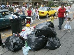 Ayuntamiento advierte a los comerciantes que está prohibido depositar sus desechos en las papeleras instaladas en el Centro. ARCHIVO.  /