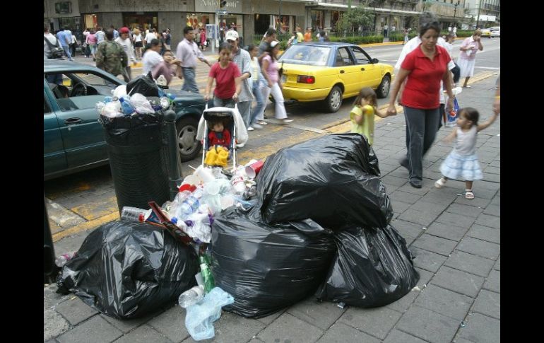 Ayuntamiento advierte a los comerciantes que está prohibido depositar sus desechos en las papeleras instaladas en el Centro. ARCHIVO.  /