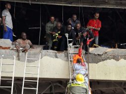 Los equipos de rescate evacuan a un herido desde el edificio de la ONU. AFP  /