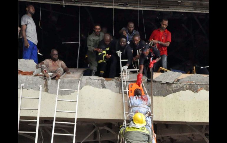 Los equipos de rescate evacuan a un herido desde el edificio de la ONU. AFP  /