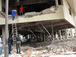 La policía y los equipos de rescate están en los escombros de las instalaciones de la Casa de las Naciones Unidas en Abuja. AFP  /