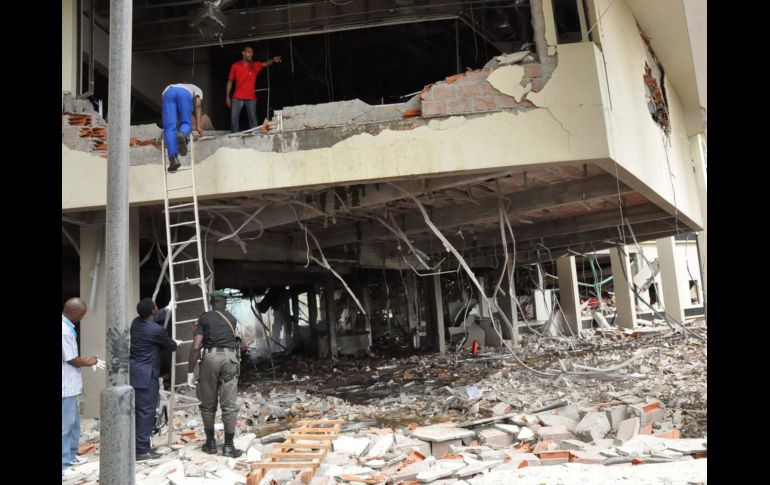 La policía y los equipos de rescate están en los escombros de las instalaciones de la Casa de las Naciones Unidas en Abuja. AFP  /