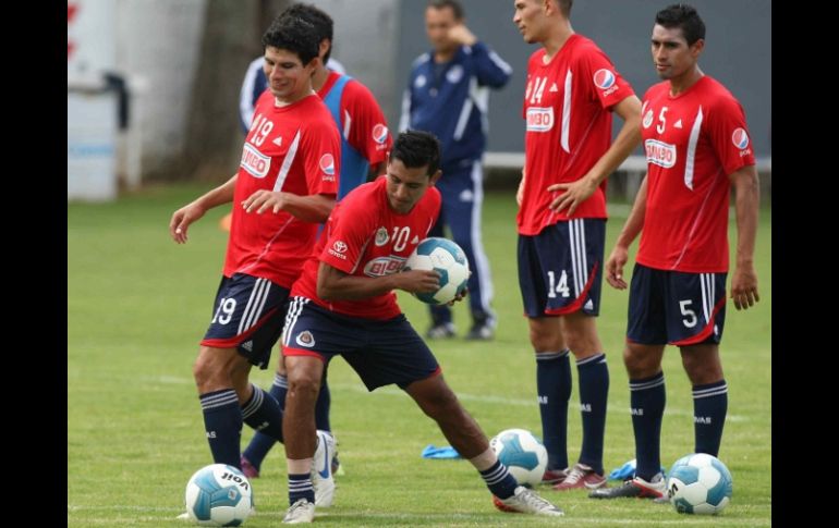 Jugadores del Club Chivas, durante sesión de entrenamiento previo al encuentro con San Luis. MEXSPORT  /