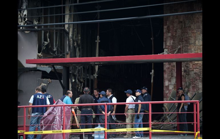 Miembros del Ejército Mexicano, la Policía y de la Oficina Federal de Investigación (AFI) sobre los escombros del Casino Royale. AFP  /