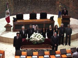 Entre los diputados que acudieron al homenaje están Raúl Vargas y Antonio Marrufo Torres. A. GARCÍA  /