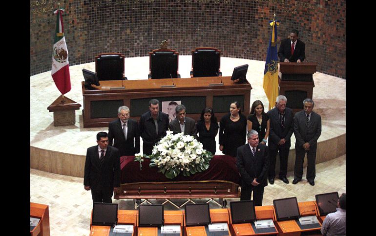 Entre los diputados que acudieron al homenaje están Raúl Vargas y Antonio Marrufo Torres. A. GARCÍA  /