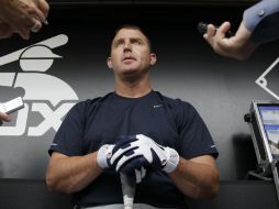 Jim Thome habla con la prensa acerca de su reingreso al equipo que lo vio nacer como jugador. AP  /