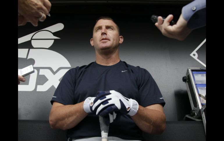 Jim Thome habla con la prensa acerca de su reingreso al equipo que lo vio nacer como jugador. AP  /