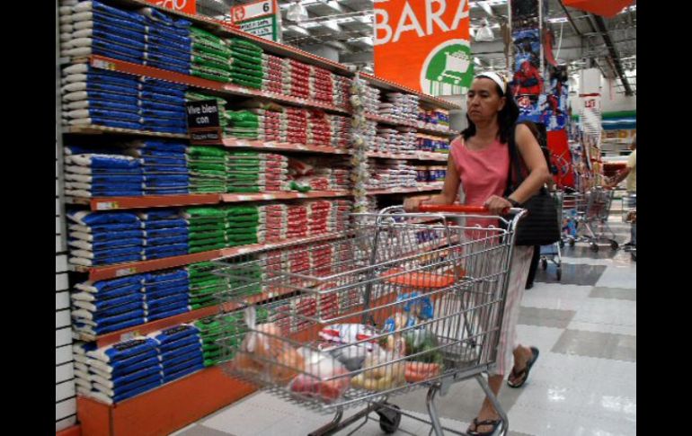 La Condusef sugiere también realizar las compras cada quincena y sólo adquirir los productos necesarios. ARCHIVO  /