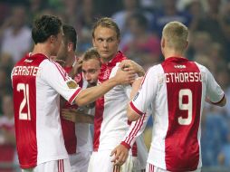 El jugador del Ajax de Ámsterdam, Christian Eriksen (8), es felicitado por sus compañeros tras marcar un gol durante el partido. EFE  /