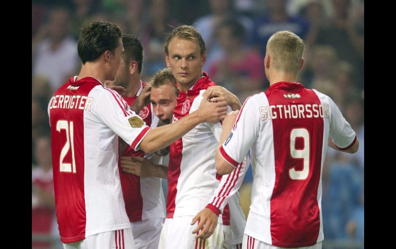 El jugador del Ajax de Ámsterdam, Christian Eriksen (8), es felicitado por sus compañeros tras marcar un gol durante el partido. EFE  /