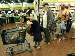 Residentes se preparan para la llegada de 'Irene' comprando víveres para varios días. EFE  /