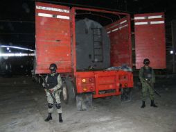 Militares resguardan uno de los vehículos asegurados. ESPECIAL  /