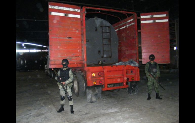 Militares resguardan uno de los vehículos asegurados. ESPECIAL  /