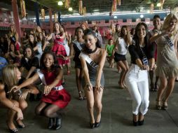 Las candidatas al título de Miss Universo 2011 se contagiaron de la alegría. EFE  /