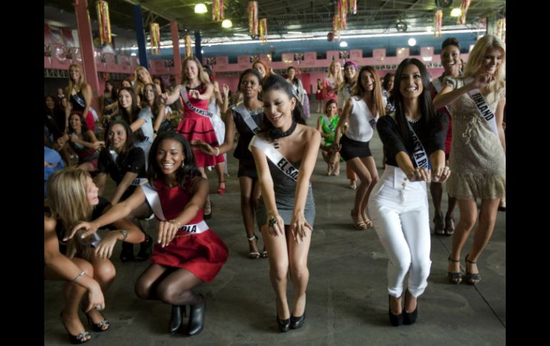 Las candidatas al título de Miss Universo 2011 se contagiaron de la alegría. EFE  /