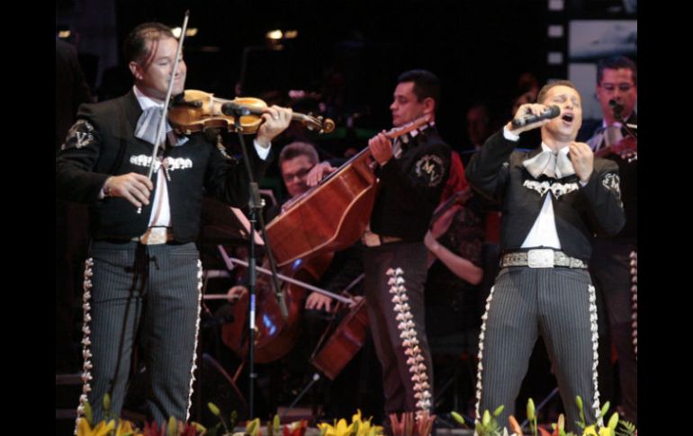 El Mariachi Vargas encendió el ánimo del público asistente a la primera Gala del Encuentro Internacional del Mariachi. A. HINOJOSA  /