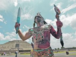 Un danzante ataviado como guerrero azteca porta la Antorcha Panamericana, tras encender el fuego en Teotihuacán. S. NÚÑEZ  /