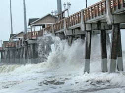 En las Carolinas se reportaban olas de hasta tres metros en los bancos paralelos a las costas. AFP  /