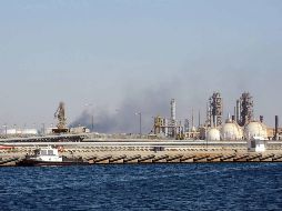 Vista de una refinería en la ciudad petrolera de Brega, Libia. EFE  /