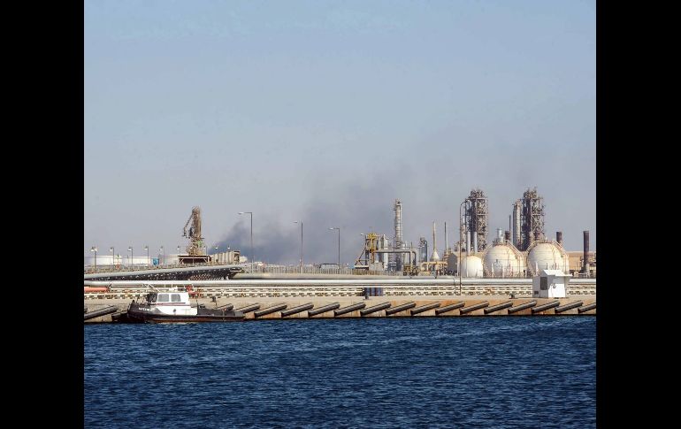 Vista de una refinería en la ciudad petrolera de Brega, Libia. EFE  /