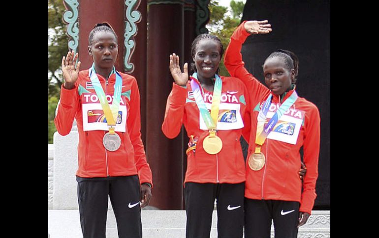 Edna Kiplagat (ctr), Priscah Jeptoo (izq) y Sharon Cheropposan (der) con sus respectivas medallas. EFE  /