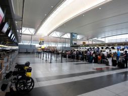 Pasajeros hacen fila en el aeropuerto JFK de Nueva York, tras cerrar este sus operaciones.REUTERS  /