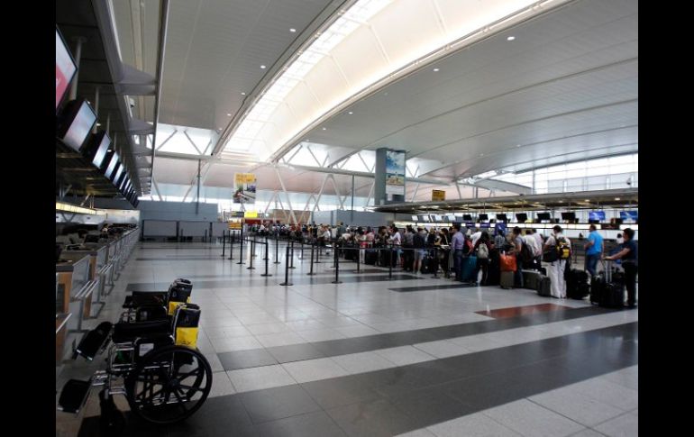 Pasajeros hacen fila en el aeropuerto JFK de Nueva York, tras cerrar este sus operaciones.REUTERS  /