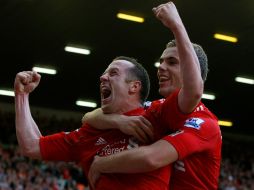 El jugador de Liverpool, Charlie Adam (I)felicita a Jordan Henderson después de anotar gol ante Bolton. AP  /