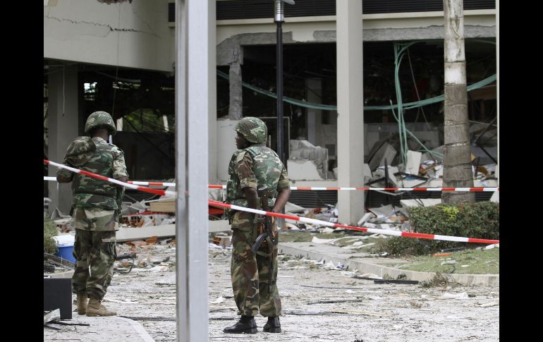 Soldados nigerianos hacen guardia en el lugar del atentado. REUTERS  /