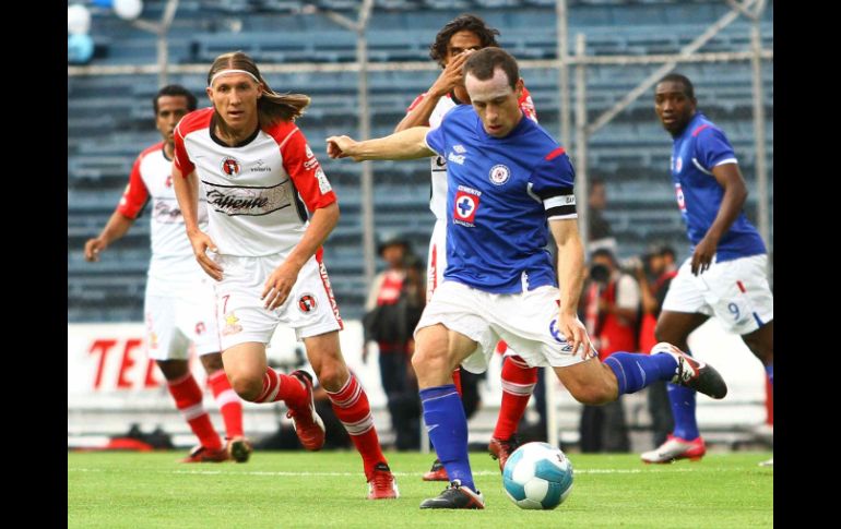 Gerardo Torrado (D) espera poder contrarrestar con una buena defensa la agilidad de su rival en la cancha. MEXPORT  /