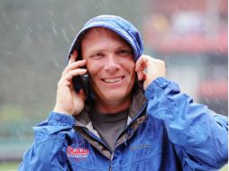 Mike Boekholder de los Filis de Filadelfia avisa en el teléfono que el juego contra los Marlins de Florida se cancela. AFP  /