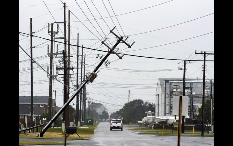 Los intensos vientos de Irene ya derrumbaron postes de luz, dejando a miles de personas sin electricidad. REUTERS  /