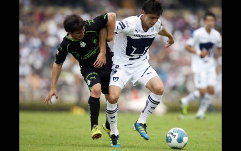 El jugador de Pumas de la  UNAM, Efraín Velarde (D), es una de las novedades con que contará la Selección Mexicana. MEXSPORT  /