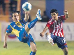 Daniel Alcántar, del San Luis, pelea un balón con Jesús Sánchez, del Guadalajara. MEXSPORT  /