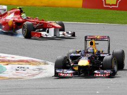 Sebastian Vettel en su monoplaza por delante de Felipe Massa, durante el GP de Bélgica. REUTERS  /