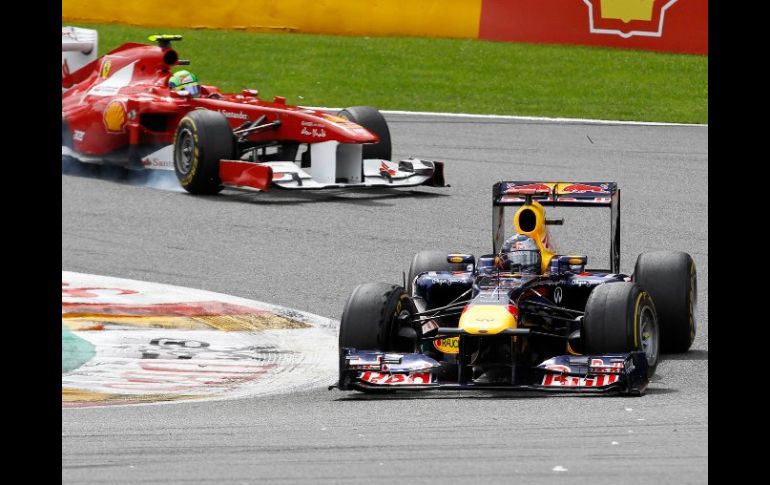 Sebastian Vettel en su monoplaza por delante de Felipe Massa, durante el GP de Bélgica. REUTERS  /