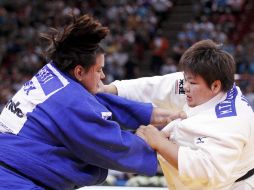 Vanessa Zambotti pelea contra Megumi Tachimoto en el Mundial de Judo que se celebra en París. REUTERS  /