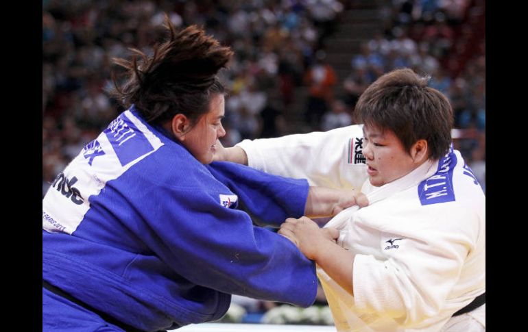 Vanessa Zambotti pelea contra Megumi Tachimoto en el Mundial de Judo que se celebra en París. REUTERS  /