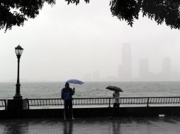 Una pareja observa Nueva Jersey desde el Parque Battery, en Manhattan, Nueva York. AFP  /